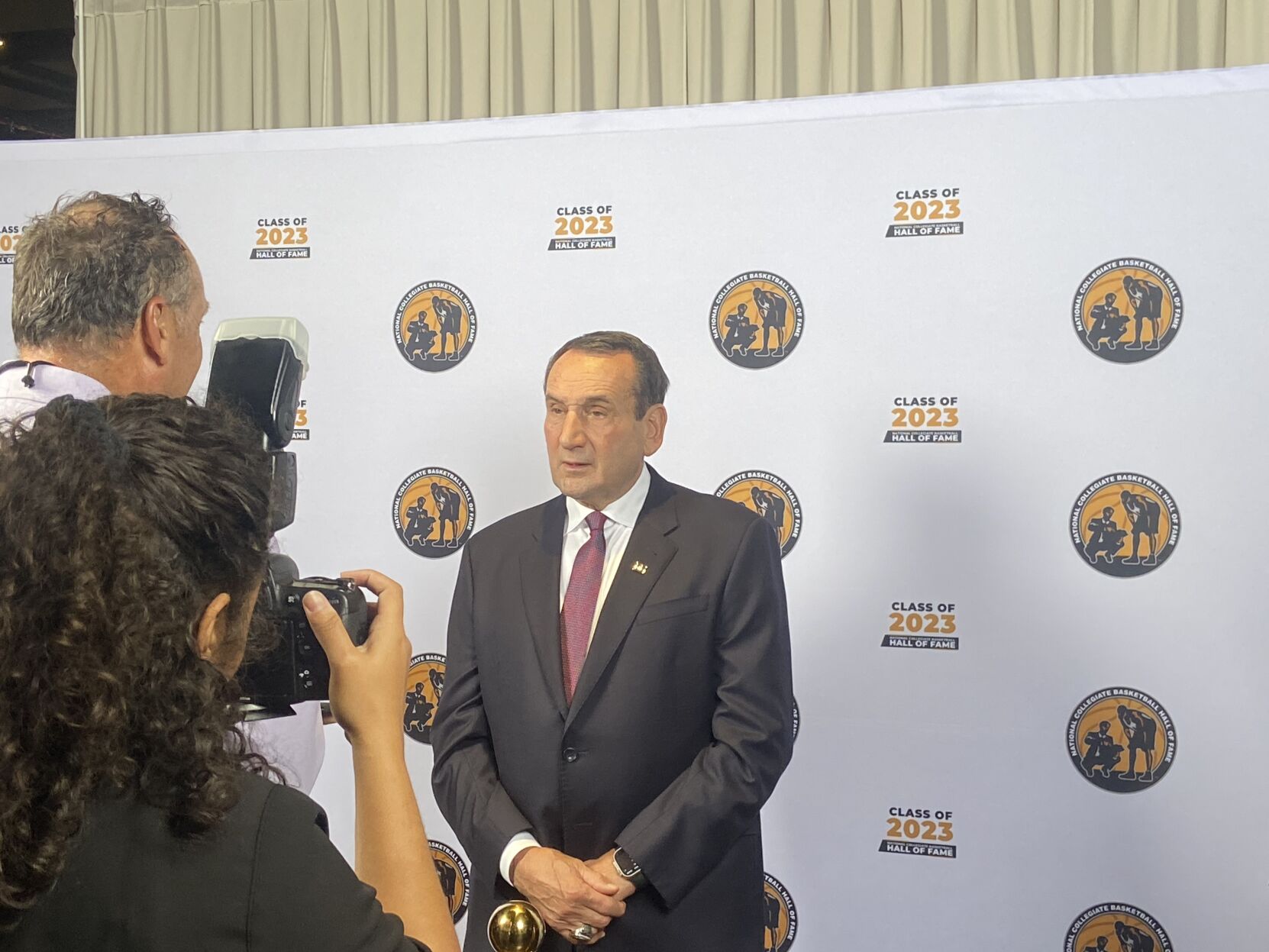 National College Basketball Hall of Fame honors Chicago native Coach Mike Kryzewski and Johnny Dawkins at 2023 induction ceremony